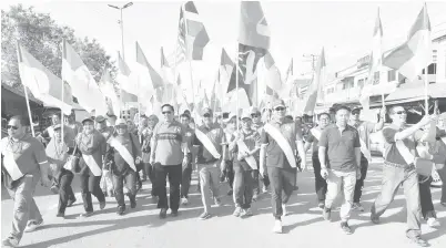  ??  ?? SAPAWI bersama Kamarlin dan Ahmad serta sedang berjalan membawa bendera Umno ketika Larian Bendera Umno Peringkat Umno Bahagian Sipitang.