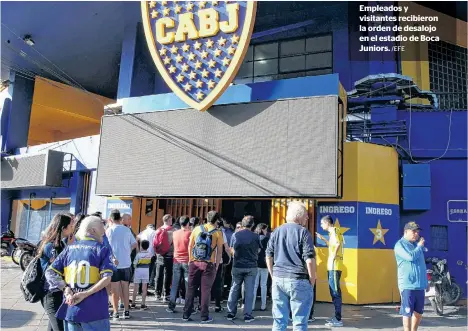  ?? /EFE ?? Empleados y visitantes recibieron la orden de desalojo en el estadio de Boca Juniors.