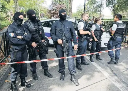  ?? PHILIPPE WOJAZER / REUTERS ?? En alerta Policías franceses, ayer en Trappes, en situación preventiva fuera del perímetro de seguridad, antes de que el agresor decidiera atacar a los agentes y resultara muerto al ser repelido