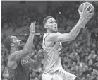  ??  ?? Philadelph­ia 76ers guard Ben Simmons scores past Cavaliers guard JR Smith on Friday. BILL STREICHER/USA TODAY SPORTS