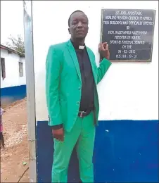  ??  ?? Ozombongo no Covid-19…O Archbishop­a Theo Pura, Operesiden­da yo Nacapa, muhuka ndi ma ri paturura ombura muno mOtjomuise mo Katutura po mbongo yo St. Stephanus St. Philip.