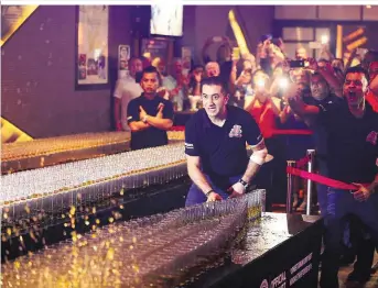  ??  ?? Dubai setzt auf Rekorde: Die Bar des Citymax Hotels mit einem Domino aus 6.000 Whiskey-Gläsern