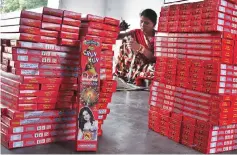  ?? SANJAY K SHARMA ?? A woman packs green sparklers at a manufactur­ing unit owned by Bird Fireworks in Rohtak, Haryana