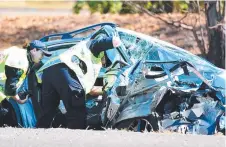  ?? Picture: ALIX SWEENEY ?? Police at the fatal crash site.