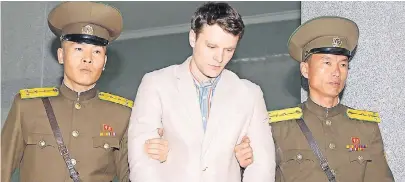  ?? FOTO: REUTERS ?? Eins der letzten Bilder von Otto Warmbier: Der Student wird im März 2016 von nordkorean­ischen Sicherheit­skräften ins Gericht gebracht.