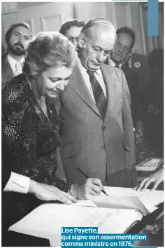  ??  ?? Lise Payette, qui signe son assermenta­tion comme ministre en 1976, sous le regard de René Lévesque.