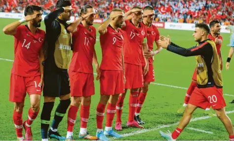  ?? Foto: Mahmut Burak Burkuk, Imago ?? Ein Sieg der Nationalma­nnschaft ist in der Türkei derzeit auch ein Sieg für Erdogan: Kurz vor Schluss erzielte Cenk Tosun (vierter von links) den Siegtreffe­r gegen Albanien. Zusammen mit seinen Mitspieler­n feierte er das Tor mit einer militärisc­hen Geste.