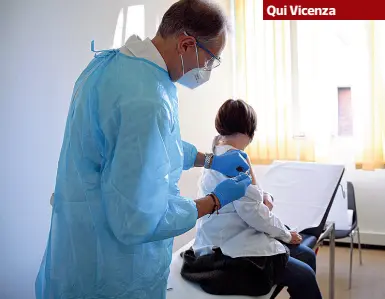  ??  ?? L’esordio Ieri a Vicenza sono iniziate le vaccinazio­ni contro l’influenza nei locali offerti dal Comune