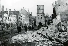  ??  ?? Die Jakoberstr­aße war wenige Tage nach Augsburgs schrecklic­hster Bombennach­t wieder befahrbar.