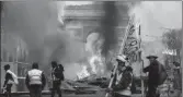  ??  ?? Protestat në Paris, flakë përpara Harkut të Triumfit