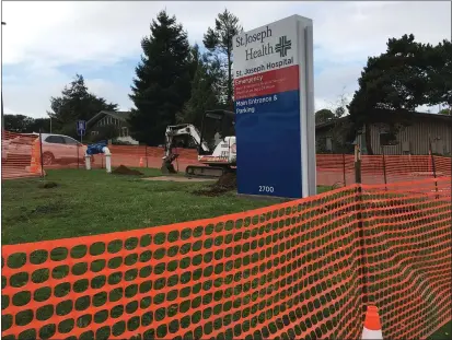  ?? RUTH SCHNEIDER — THE TIMES-STANDARD ?? A fence surrounds the grassy area at St. Joseph Hospital in Eureka where a strike is expected to take place tomorrow starting at 6a.m. Some hospital workers don’t believe the constructi­on work is a coincidenc­e.