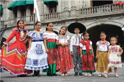  ??  ?? Los pequeños acuden a sus escuelas vestidos con los colores patrios.