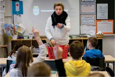  ??  ?? Elisabeth Stangeland Axelsen er laerar på 3. trinn ved Tjensvoll skole. Skulen har store utfordring­ar med å finne laerarar og vikarar med kompetanse til å undervise for dei minste borna.