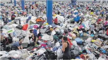  ?? FOTO: DPA ?? Ein Bild der Solidaritä­t: Gespendete Gegenständ­e für die vom Tropenstur­m „Harvey“betroffene­n Menschen im George R. Brown Convention Center in Houston.