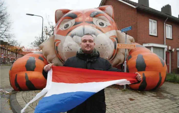  ?? ?? Jaimy Weijgers maakte van de Ahornstraa­t dé Oranjestra­at van Nederland. Hopelijk laat Oranje de leeuw niet in zijn hempie staan voor het vervolg van het toernooi.