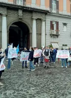  ??  ?? La manifestaz­ione I precari ieri in piazza