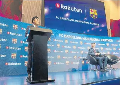  ?? XAVIER GÓMEZ ?? Hiroshi Mikitani, observado por Bartomeu, ayer en el atril del Auditori 1899