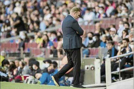  ?? FOTO: PERE PUNTÍ ?? Ronald Koeman, cabizbajo durante el Clásico
El holandés acabó dolido por el resultado y por lo sucedido al salir del estadio