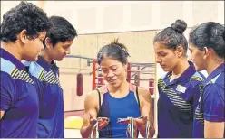  ?? HT PHOTO ?? ▪ Mary Kom with trainees at the Indira Gandhi Indoor Stadium.