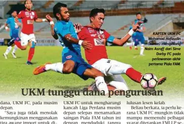  ??  ?? KAPTEN UKM FC Mohamad Hafizudin (kanan) mengekang Naim Asraff dari Sime
Darby FC pada perlawanan akhir pertama Piala FAM.