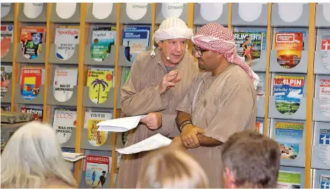  ?? FOTO: ASTRID KARGER ?? Starker Auftritt: Harald Klein alias Ari Tur (links) und der syrische Theaterman­n Mwoloud Daoud.