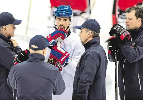  ?? Kapitán národního týmu Tomáš Plekanec v obklopení trenérů Vladimíra Vůjtka, Jiřího Kalouse, Josefa Jandače a Jaroslava Špačka. Foto: ČTK ??