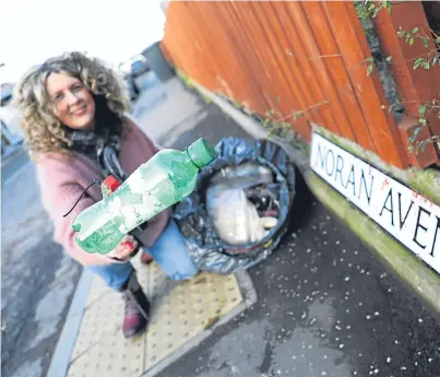  ?? Picture: Mhairi Edwards. ?? Arbroath East and Lunan councillor Lois Speed has rolled up her sleeves and joined the community litter fight by adopting her own street.