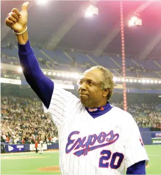  ?? ALLEN McINNIS/FILES ?? Frank Robinson salutes the crowd after the Expos rallied to win their home opener in 2002. The only player to be named MVP in both leagues, Robinson was Montreal’s final manager.