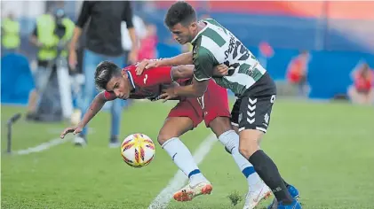  ?? TELAM ?? Pegaditos contra la raya. Pérez Acuña y Spörle dejan todo por la pelota. Fue un empate vibrante.