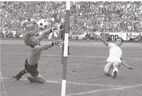  ?? FOTO: HOMÜ ?? Der größte Moment einer großen Karriere: Wolfgang Seel (re.) erzielt im DFB-Pokalfinal­e 1979 den Siegtreffe­r gegen Hertha-Keeper Norbert Nigbur.