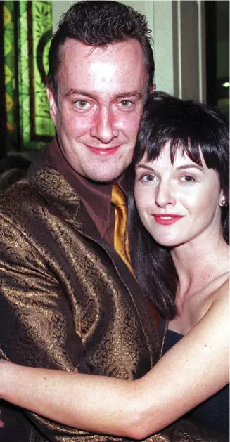  ?? Pictures: NNP/PA ?? Ballykissa­ngel heyday: Tompkinson and co-star Dervla Kirwan were smitten