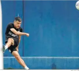  ?? MÁLAGA CF ?? José Matos centra durante el entrenamen­to de ayer.