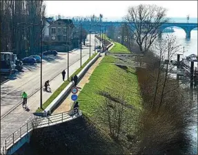  ??  ?? Les quais rénovés et aménagés de la ville attirent les sportifs.