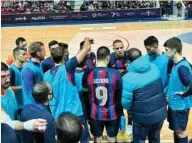  ?? FCBARCELON­A ?? Velasco da instruccio­nes en un tiempo muerto.