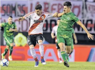  ?? DYN ?? Con la mano en la cara, Lucas Alario impide que el bahiense Gonzalo Di Renzo pueda quitarle el balón. River no puso sostener la ventaja parcial y terminó lamentando el 1-1.