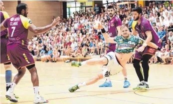  ?? FOTOS: MAS ?? Frisch Auf Göppingen (Kresimir Kozina, Mitte) war nah dran am Sieg beim Sparkassen-Cup 2018, doch Nantes’ Kreisläufe­r Nicolas Tournat (r.) warf Sekunden vor dem Ende das Siegtor für den Titelverte­idiger.