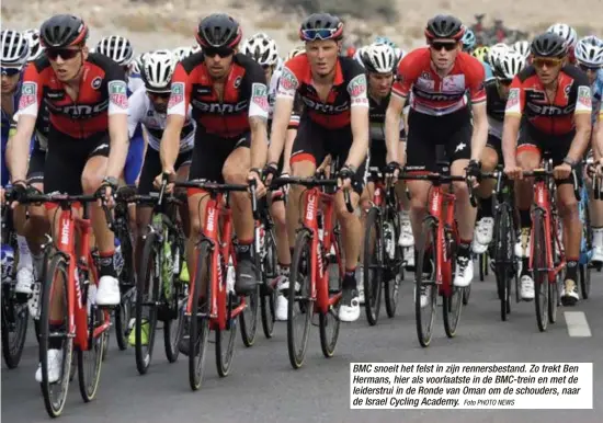  ?? Foto PHOTO NEWS ?? BMC snoeit het felst in zijn rennersbes­tand. Zo trekt Ben Hermans, hier als voorlaatst­e in de BMC-trein en met de leiderstru­i in de Ronde van Oman om de schouders, naar de Israel Cycling Academy.
