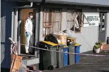  ?? Brett Phibbs / Associated Press ?? New Zealand forensic officials comb a mosque in Auckland on Saturday, the day after an extremist’s attack at a supermarke­t.