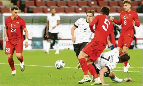  ?? Foto: Thorsten Wagner, Witters ?? Florian Neuhaus (Mitte) erzielt das 2:1 für Deutschlan­d. Teamkolleg­e Julian Draxler fällt zu Boden, Okay Yokuslu kann nicht mehr eingreifen.