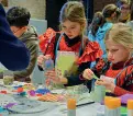  ??  ?? Sopra i laboratori per bambini alla Peggy Guggenheim, i «Kids day» quest’anno saranno sul tema del Carnevale 2017: «Creatum Vanity af-fair»
A destra l’Arsenale