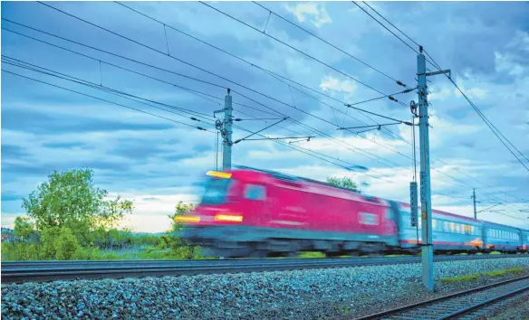  ?? FOTO: IMAGO ?? Ende einer Ära: Statt liegend und schlafend, fährt ein Reisender der Deutschen Bahn künftig in neon-erleuchtet­en Abteilen und halbwach-sitzend durch die Nacht.