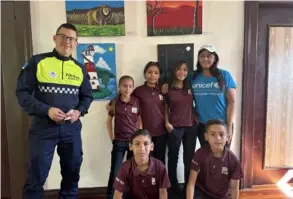  ?? UNICEF ?? El policía y profesor Johnny Varela Meléndez junto con varios de los niños que participar­on en el proyecto artístico.