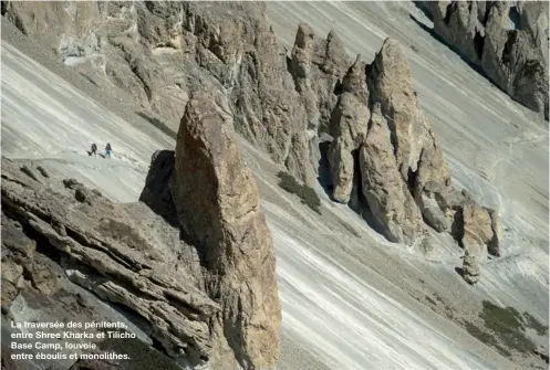  ??  ?? La traversée des pénitents, entre Shree Kharka et Tilicho Base Camp, louvoie entre éboulis et monolithes.