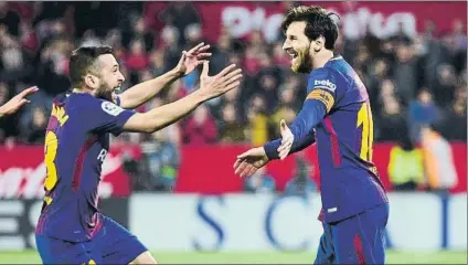  ?? FOTO: MANEL MONTILLA ?? Alba felicita a Messi tras el 2-2 definitivo del ‘10’ en el 89’ de la pasada Liga Entró en el minuto 57 con 2-0 en contra