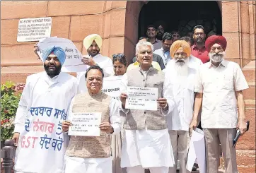  ?? SONU MEHTA/HT ?? (From left) Punjab MPs Gurjeet Singh Aujla, Santokh Singh Chaudhary, Sunil Jakhar, Sukhdev Singh Dhindsa, Balwinder Singh Bhunder during a protest outside Parliament in New Delhi on Wednesday.
