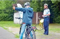  ??  ?? Eine Verkehrssi­cherheitsb­eraterin kontrollie­rt den richtigen Armzeig des Schülers beim Start am Fahrbahnra­nd.