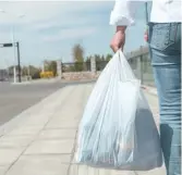  ??  ?? Au Nouveau-Brunswick uniquement, on estime qu’environ 10 000 tonnes de sacs en plastique se retrouvera­ient annuelleme­nt aux ordures. - Archives