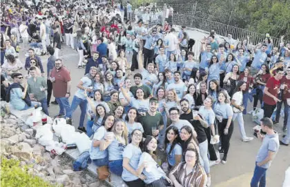  ?? MANUEL MURILLO ?? Botellón Grupos de jóvenes ponen el broche al miércoles de feria junto al Guadalquiv­ir. ▷