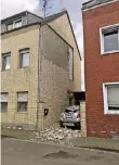  ?? FOTO: WILJO PIEL ?? In Grevenbroi­ch stürzte ein Teil einer Hausfassad­e auf ein Auto.