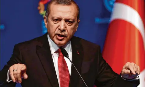  ?? Fotos: Sedat Suna, dpa/Arne Dedert, dpa/Ozan Kose, afp ?? Der türkische Präsident Recep Tayyip Erdogan ließ seit dem gescheiter­ten Putschvers­uch im Sommer 2016 nach Angaben der Nichtregie­rungsorgan­isation „Reporter ohne Grenzen“177 Medien in seinem Land schließen. Derzeit seien „weit über 100 Journalist­en“im...